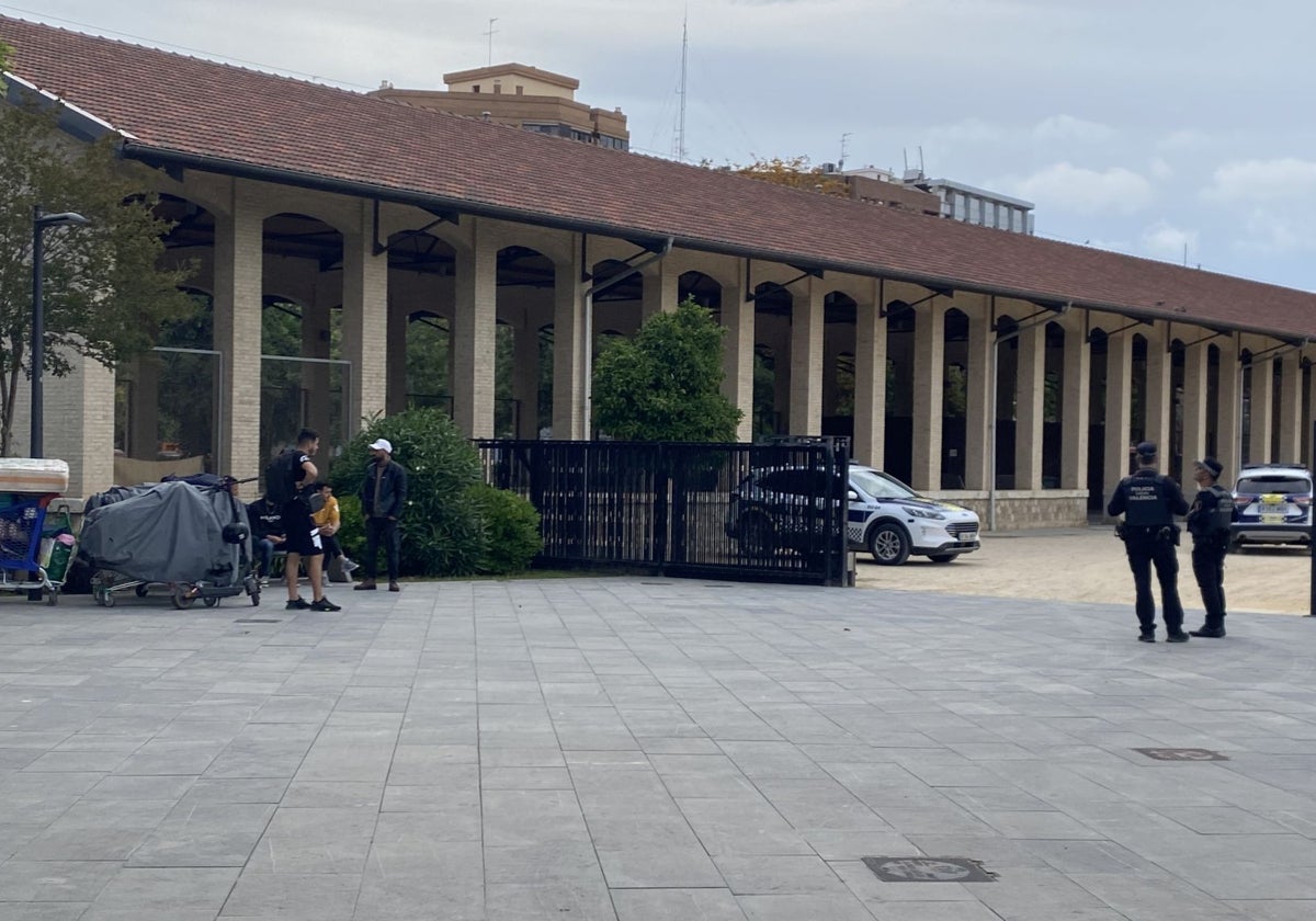 Vigilancia policial en la nave del Parque Central donde han retirado tiendas de campaña.