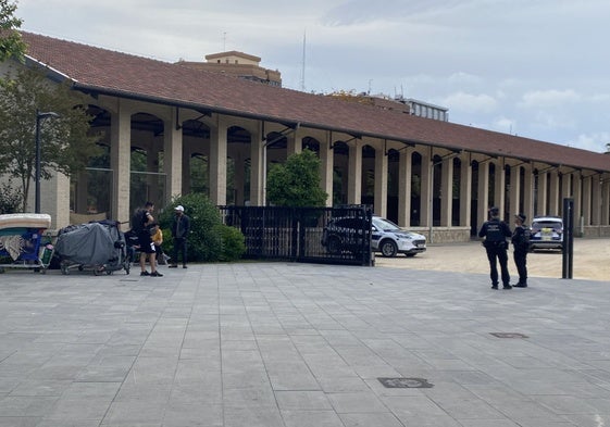 Vigilancia policial en la nave del Parque Central donde han retirado tiendas de campaña.