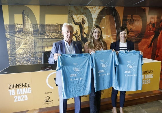 Paco Borao, Rocío Gil y Aurora Aranda posan con la camiseta de la Volta a Peu de Valencia.