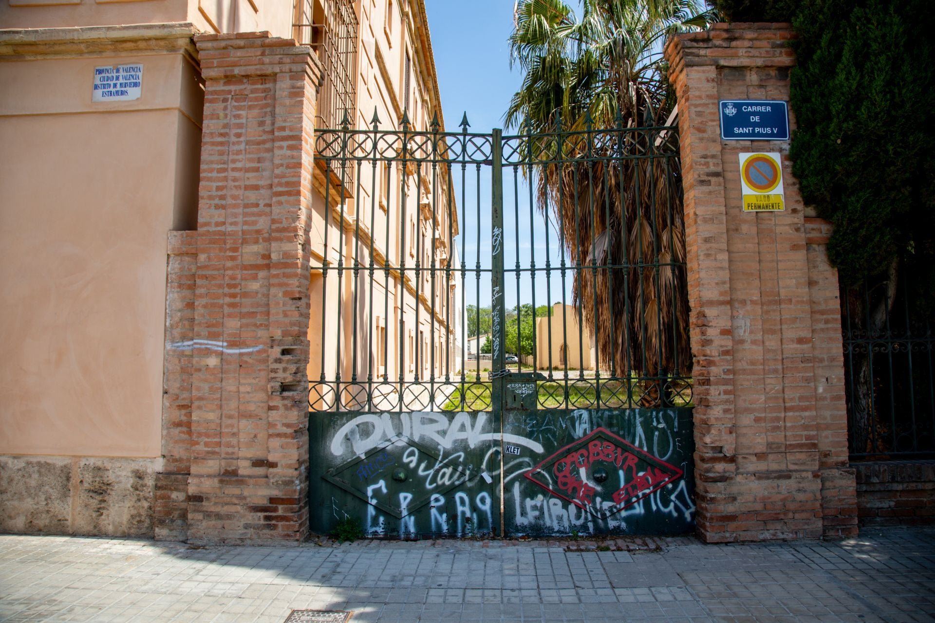 FOTOS | Dejadez y desperfectos en los jardines de Viveros de Valencia