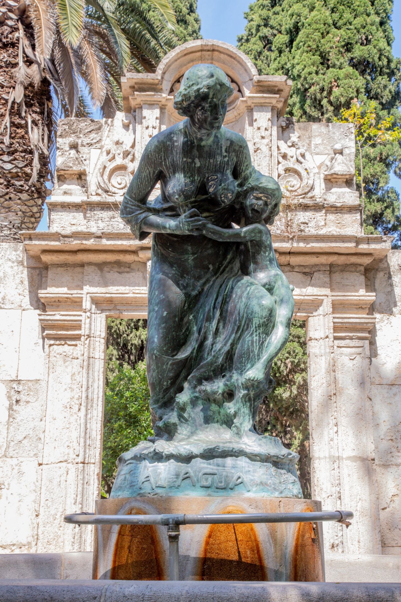 FOTOS | Dejadez y desperfectos en los jardines de Viveros de Valencia