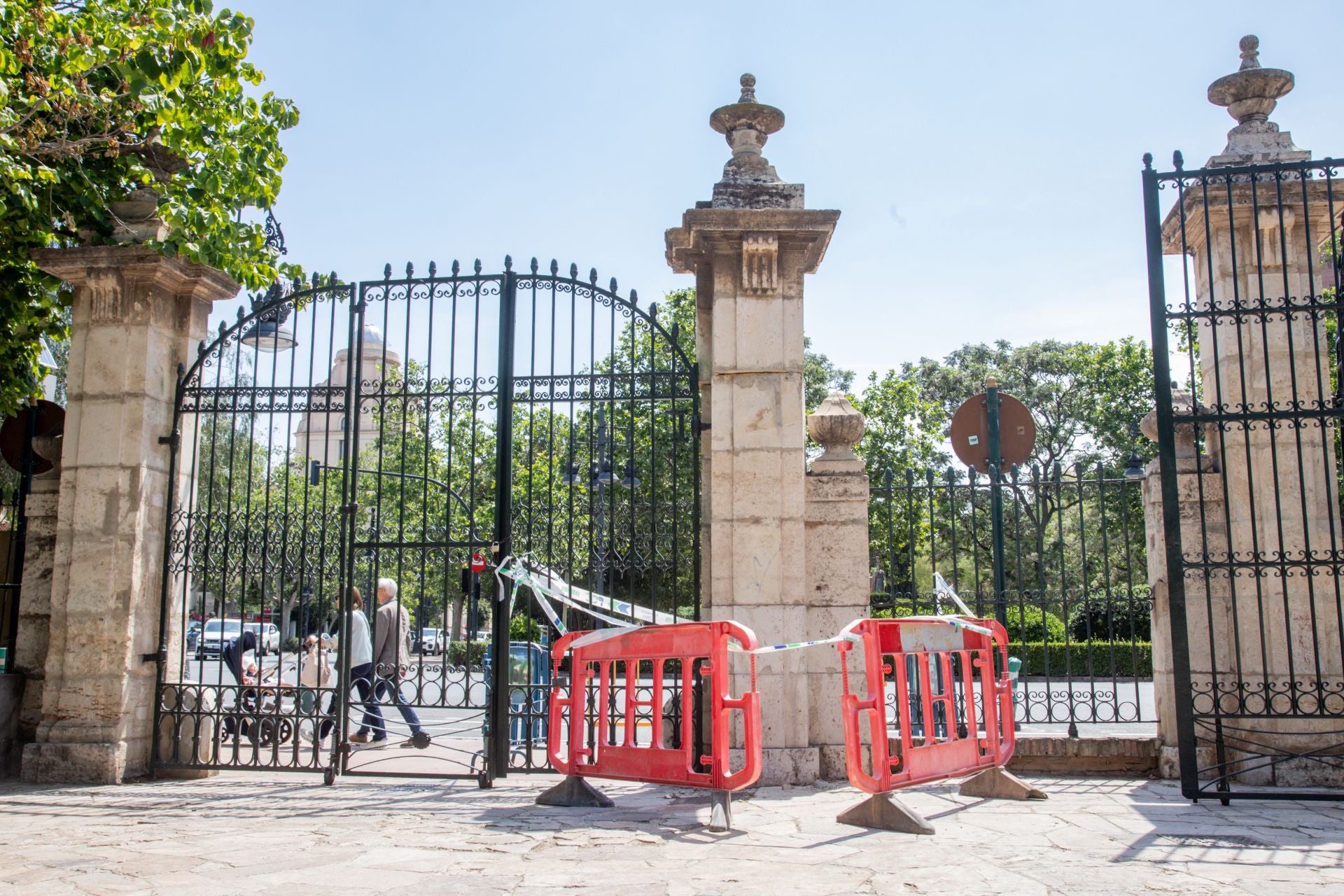 FOTOS | Dejadez y desperfectos en los jardines de Viveros de Valencia