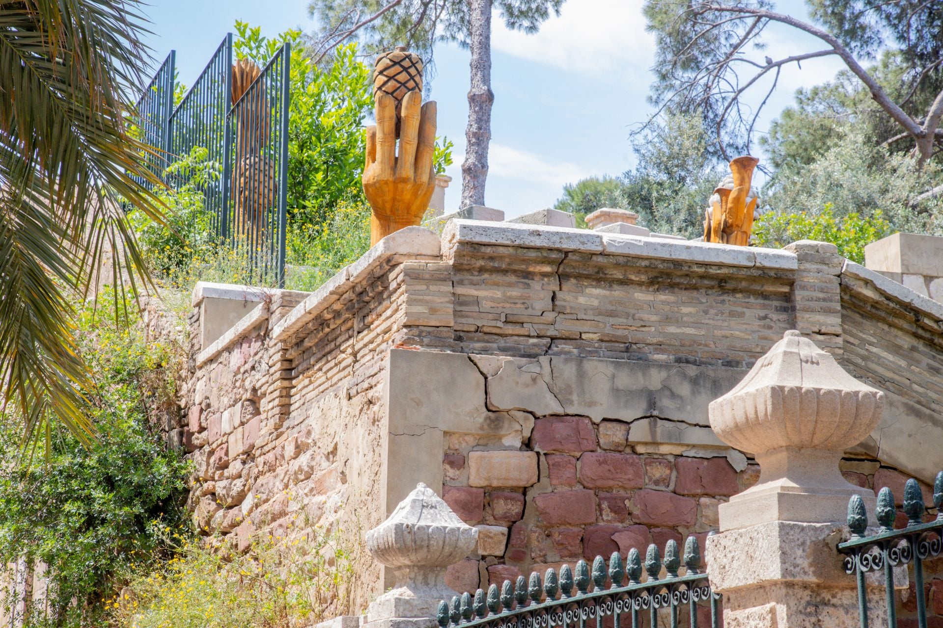 FOTOS | Dejadez y desperfectos en los jardines de Viveros de Valencia