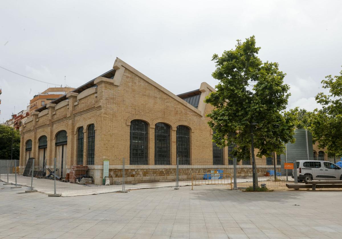 Vecinos del Parque Central denuncian venta de droga y peleas en la nave donde pernoctan personas sintecho
