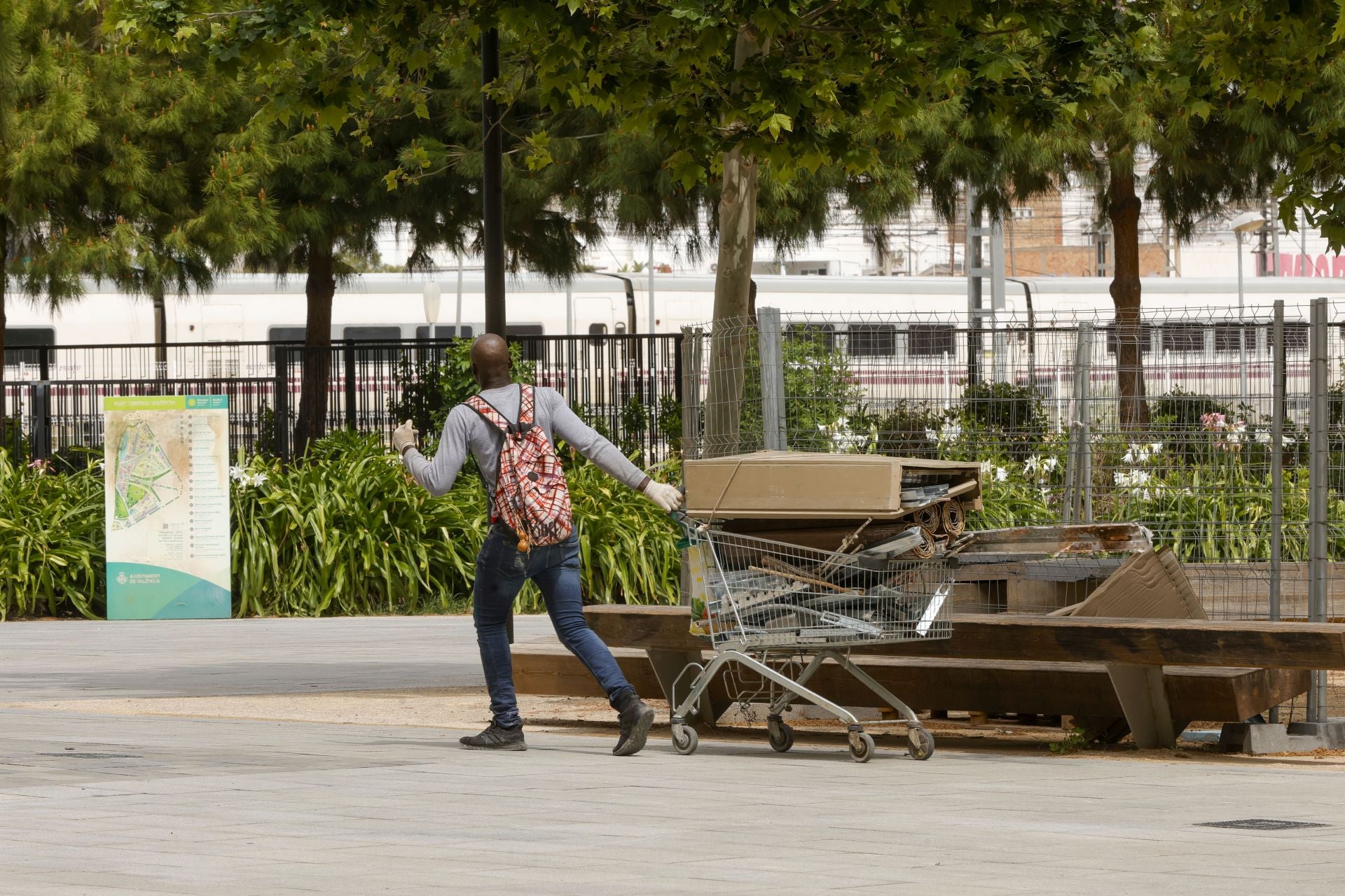 Vecinos del Parque Central denuncian venta de droga y peleas en la nave donde pernoctan personas sintecho