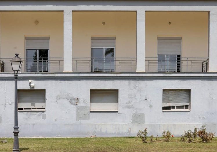 Los desperfectos en la pared y los daños estructurales están por todo el edificio.