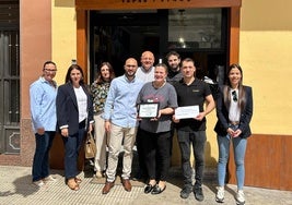 Entrega de uno de los premios al bar Laurel.