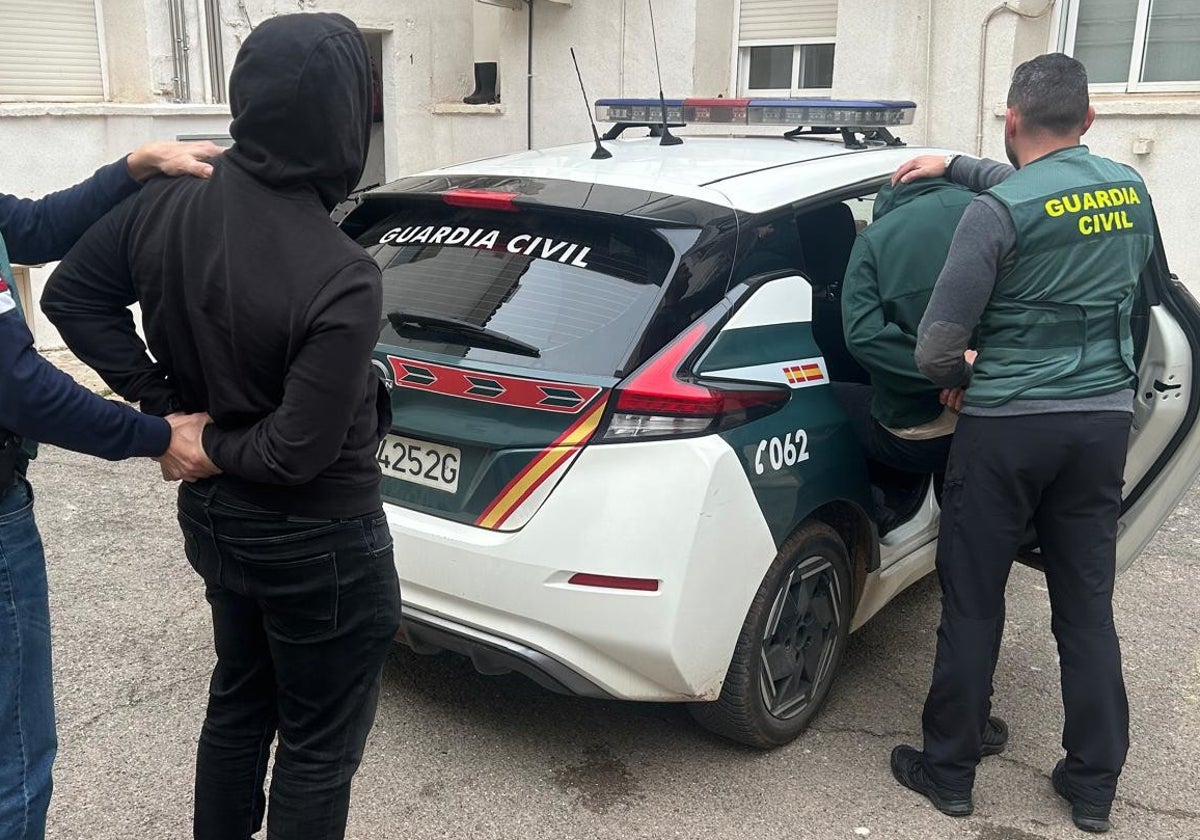 Dos delincuentes detenidos por la Guardia Civil.