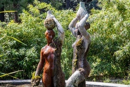 Aspecto que ofrecen dos de las esculturas del jardín.