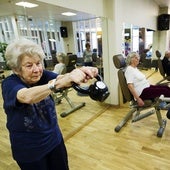 Ancianas nonagenarias hacen ejercicio en un gimnasio, en una imagen de archivo.
