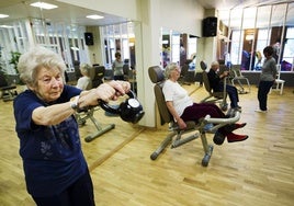 Ancianas nonagenarias hacen ejercicio en un gimnasio, en una imagen de archivo.