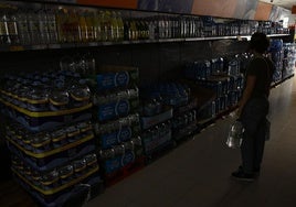 Vista de un supermercado en una gasolinera de Castellón durante un corte de luz.