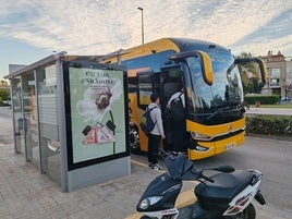 Parada de autobús en Canet d'en Berenguer.
