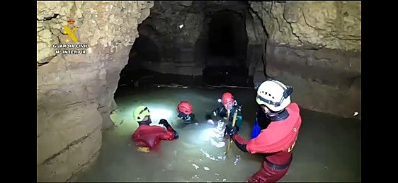 Los efectivos de la Guardia Civil durante la búsqueda en los túneles de la central hidroeléctrica.