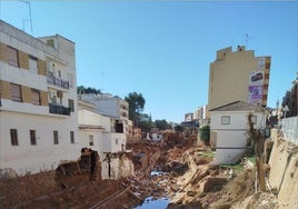 La calle San Isidro de Chiva, con la hornacina del santo al fondo.
