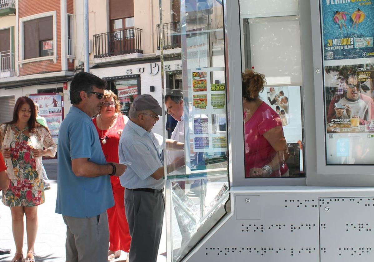 Venta de cupones de la ONCE, en un quiosco.