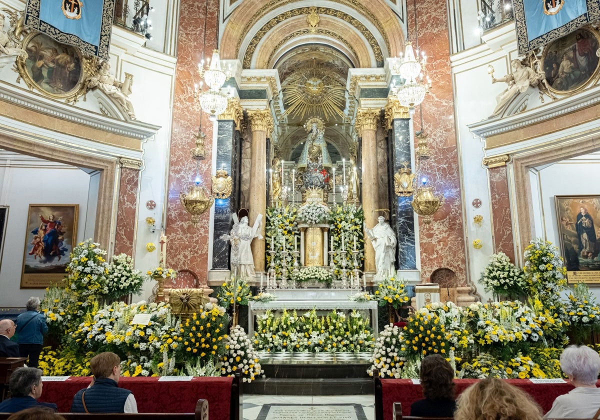 Adornos florales en el altar de la Mare de Déu. AVAN