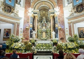 Adornos florales en el altar de la Mare de Déu. AVAN