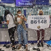 Ganadores de un premio de lotería. Imagen de archivo.