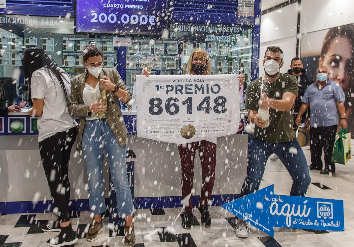 Ganadores de un premio de lotería. Imagen de archivo.
