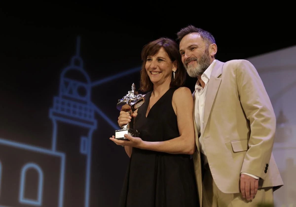 La actriz Malena Alterio recibe el Faro de Plata de manos del actor Fernando Tejero