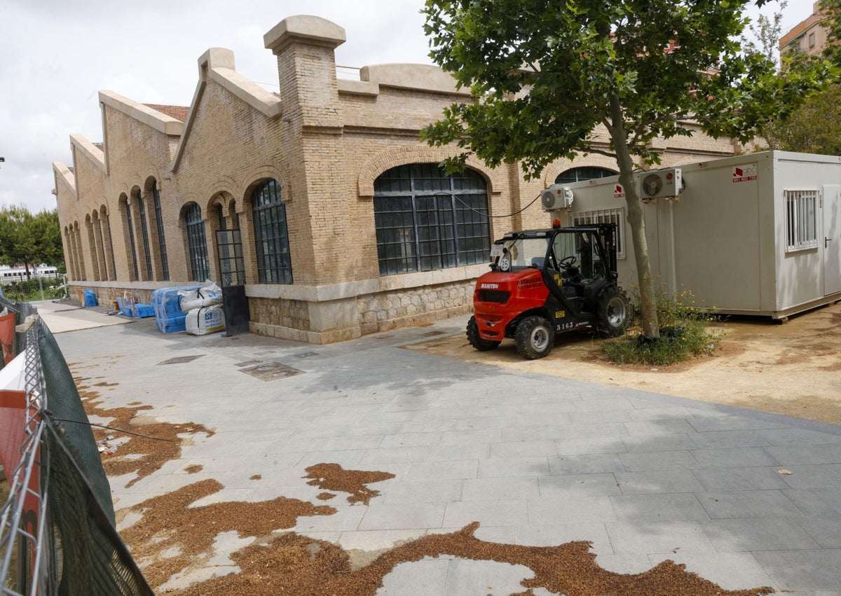 Imagen secundaria 1 - Nave 4 del Parque Central en obras, donde abrirá un centro de servicios sociales y un centro de día para jóvenes.