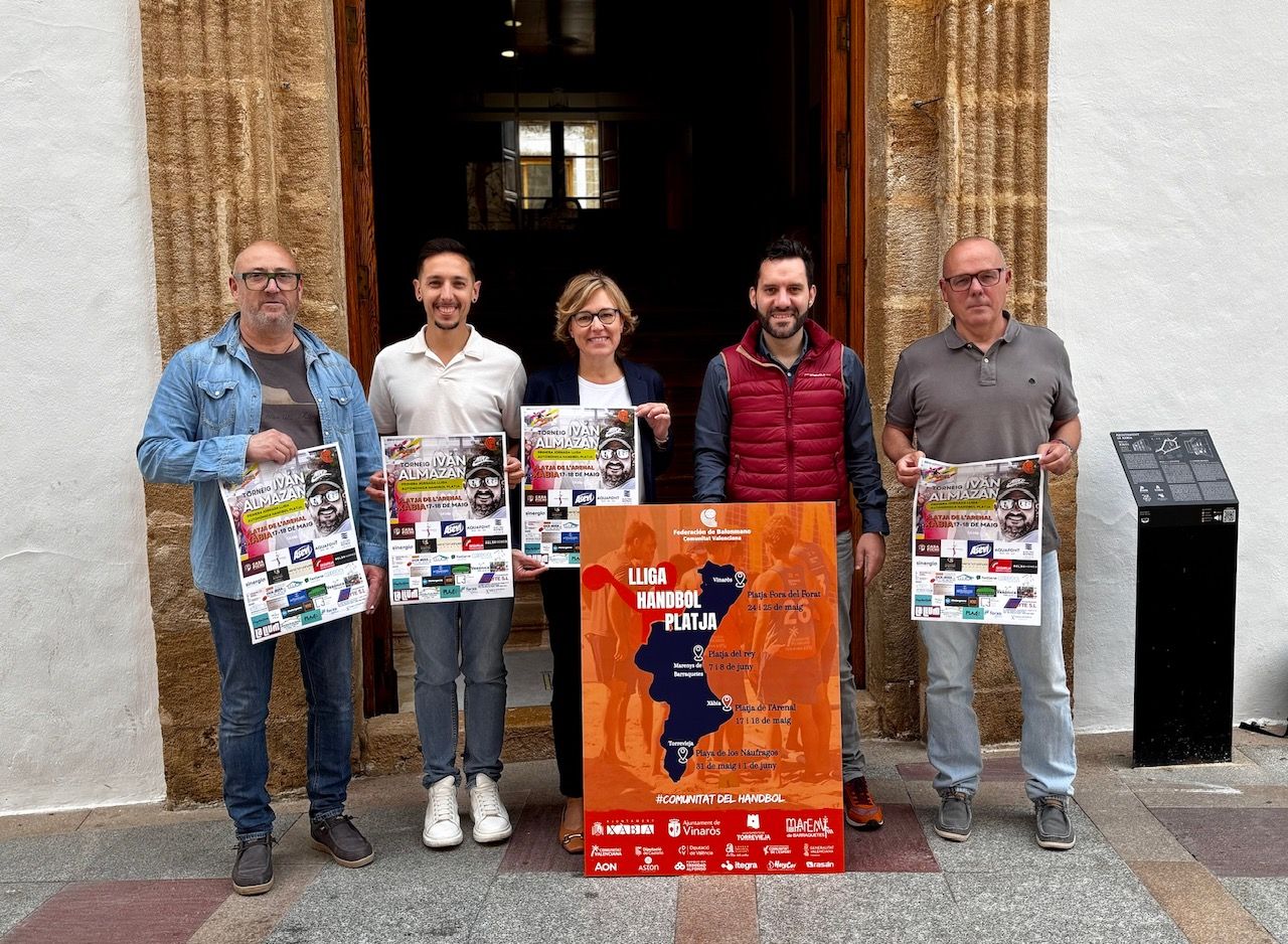 La liga de balonmano playa arranca en Xàbia con un emotivo torneo en memoria de Iván Almazán