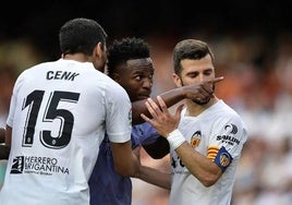 Vinicius señala a los aficionados que le insultaron.