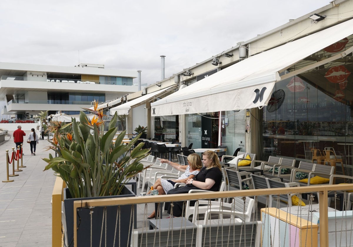 Locales y restaurantes de la Marina Real abiertos pese al aviso de cese de actividad.