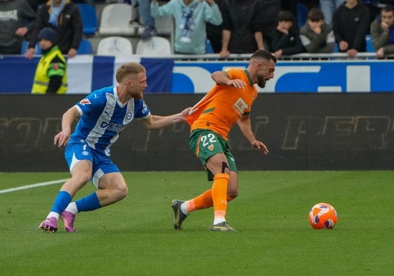 Carlos Vicente agarra de la camiseta a Luis Rioja durante el partido entre el Alavés y el Valencia.
