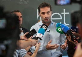 Carlos Cuerpo atiende a los medios tras la visita a Riba-roja.