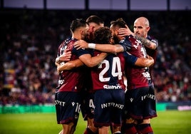 Los jugadores del Levante celebran el único gol del encuentro.