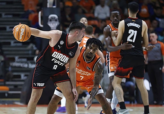 Jones defiende a Ferrando durante el partido de la primera vuelta en la Fonteta entre el Valencia Basket y el Girona.