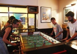 Jóvenes hugando al futbolín en una imagen de archivo.Y