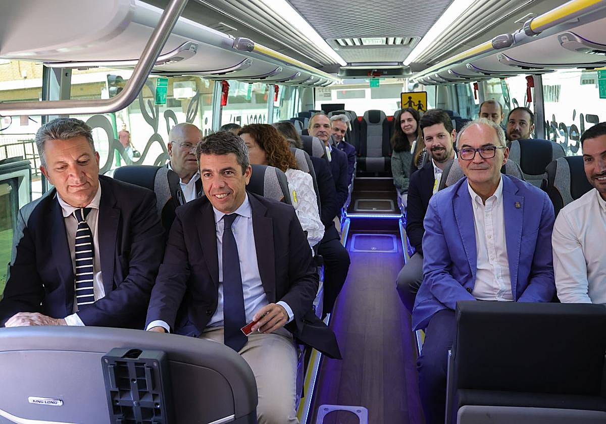 Mazón y Martínez Mus junto a los alcaldes en la presentación del servicio.