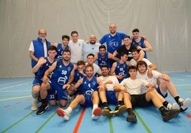 La plantilla del CBG Guadassuar, celebra el ansiado ascenso a Preferente.