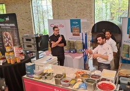 Elaboración de pizzas.