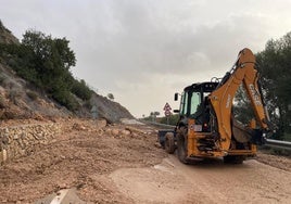 Retirada de arrastres de la dana en una carretera de Gestalgar.