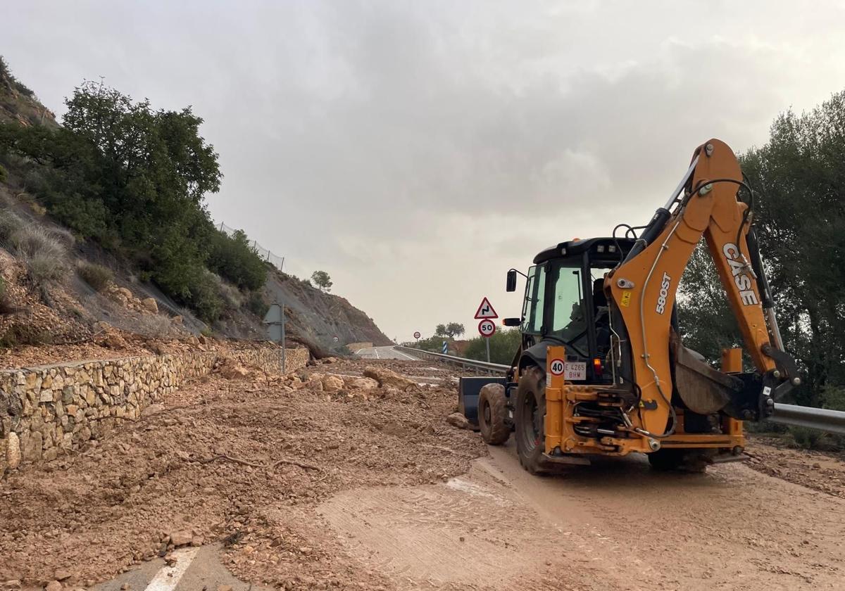 Retirada de arrastres de la dana en una carretera de Gestalgar.