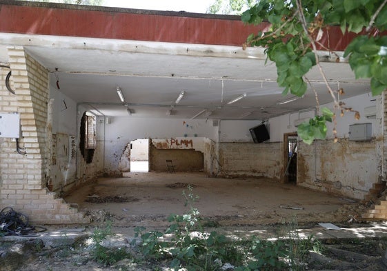 Instalaciones originales del Ceip Orba. Se aprecia la altura a la que llegó el agua.