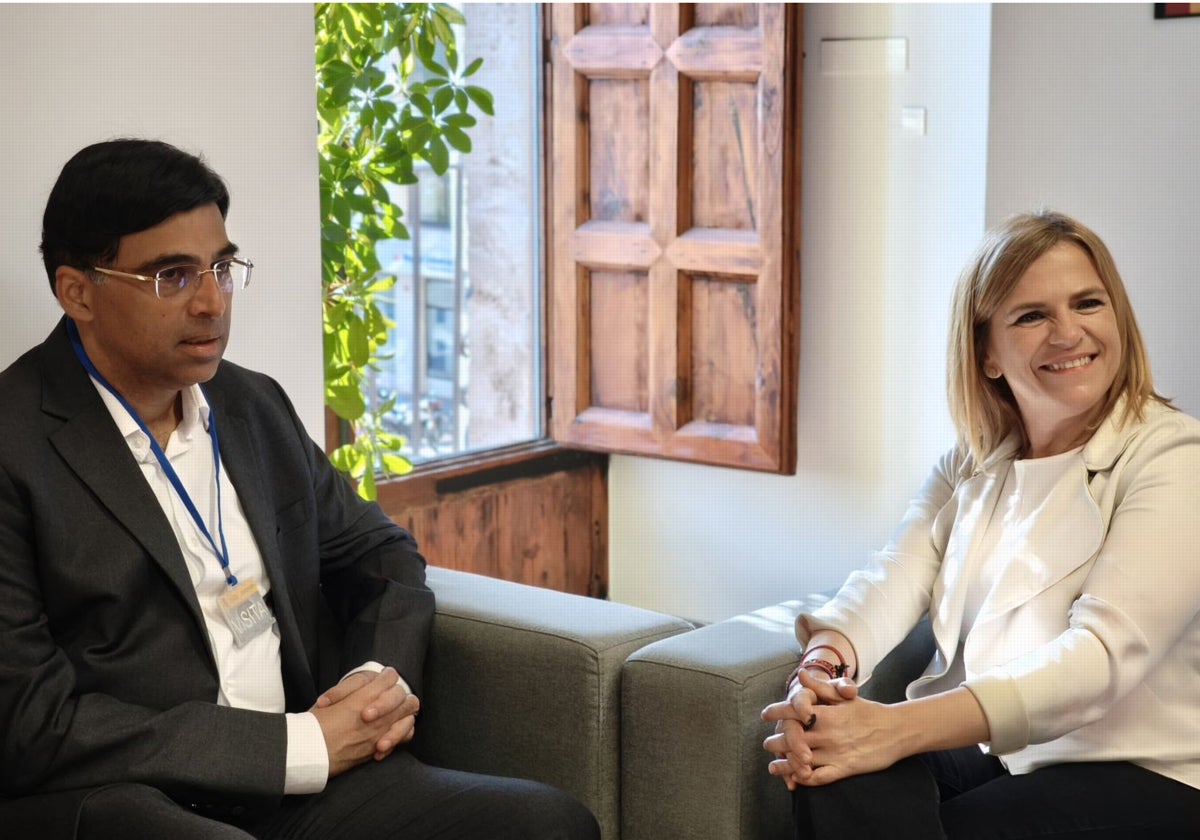 Viswanathan Anand y Pilar Bernabé, durante la recepción.