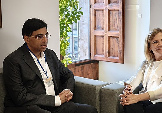 Viswanathan Anand y Pilar Bernabé, durante la recepción.