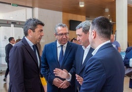 Mazón conversa con Toni Pérez, Raul Ramírez y Celestino Yáñez.
