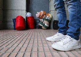 Una persona en un albergue de Valencia.