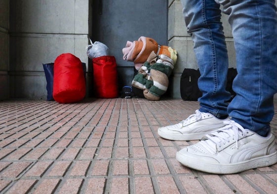 Una persona en un albergue de Valencia.