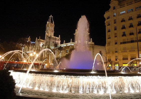 Fuente iluminada en la plaza del Ayuntamiento en una imagen de archivo.