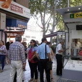 Venta de cupones de la ONCE en un quiosco.