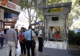 Venta de cupones de la ONCE en un quiosco.