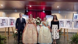 Las falleras mayores 2025 en el acto de su despedida, junto al acalde y la concejala de Fallas.