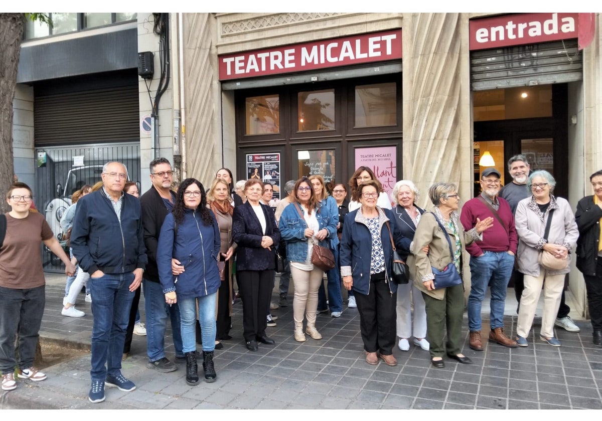El alumnado de la Escuela de Adultos de Massanassa revive la historia de Valencia a ritmo de música y teatro